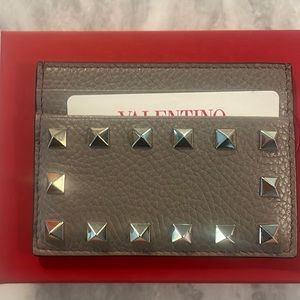 DESCRIPTION
Valentino Garavani Rockstud grainy calfskin cardholder. Brand New